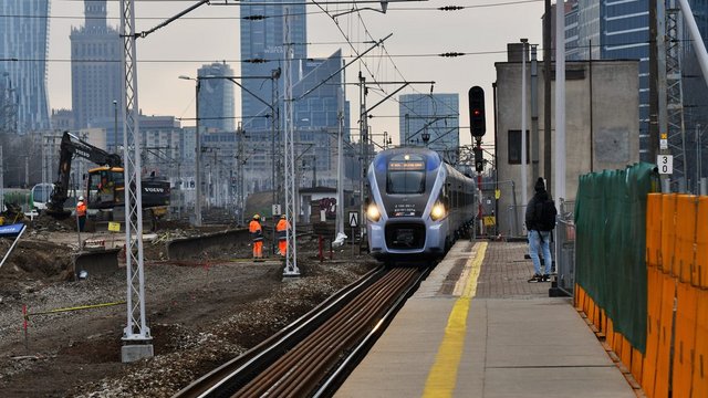 Pociąg wjeżdżający w peron nr 5 Warszawy Zachodniej i podróżny, fot. Martyn Janduła