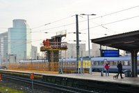 Budowa podpór kładki dla pieszych na peronie, 1.03.2021, fot. Martyn Janduła, źródło: PKP Polskie Linie Kolejowe S.A.