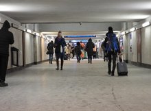 Podróżni w przejściu podziemnym przy dworcu Warszawa Zachodnia