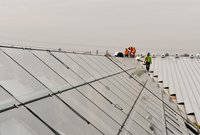 Pracownicy montują elementy szklanego dachu, fot. Martyn Janduła