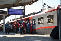 Podróżni na peronie Warszawy Zachodniej wchodzący do pociągu, fot. Martyn Janduła