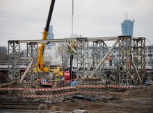 Pracujący dźwig przy metalowej konstrukcji na stacji Warszawa Zachodnia, autor Łukasz Hachuła, 24.03.2021 r.