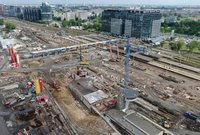 Widok z góry na plac budowy. Widoczna nastawnia i obok budowany budynek wielofunkcyjny, fot. Paweł Mieszkowski