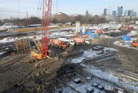 Prace na stacji Warszawa Zachodnia, widok na dźwig, betoniarki, 12.02.2021, fot. Martyn Janduła