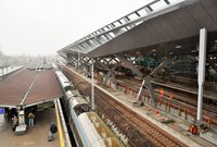 Stary peron, nowy peron. Stara wiata i nowa wiata. Pociąg Pendolino na torach, fot. Martyn Janduła