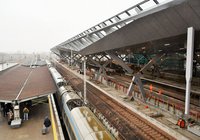 Stary peron, nowy peron. Stara wiata i nowa wiata. Pociąg Pendolino na torach, fot. Martyn Janduła