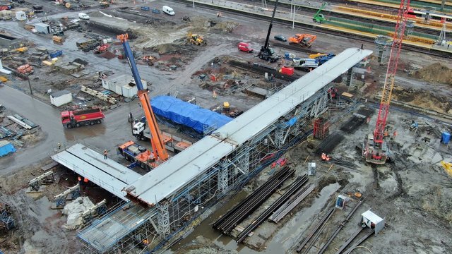 Widok na pierwsze elementy konstrukcji kładki od ul. Tunelowej