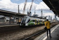 Podróżni na peronie stacji Warszawa Zachodnia, w tle pociąg, fot. Izabela Miernikiewicz