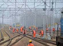 Warszawa Główna, pracownicy układają nowe tory, fot. PLK 03.03.2021