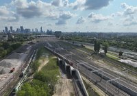 Bezkolizyjne skrzyżowania na dojeździe do stacji Warszawa Zachodnia. Pociąg na torze_fot. Artur Lewandowski
