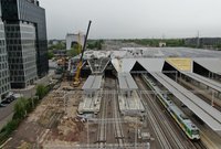 Widok z góry na budowę nowych peronów stacji Warszawa Zachodnia. Pociąg przy peronie_fot. Artur Lewandowski