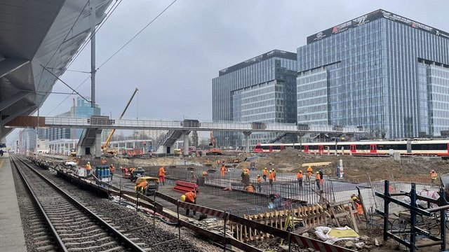 Widok na robotników na stacji Warszawa Zachodnia, w tle przejeżdżający pociąg; fot. Anna Znajewska-Pawluk