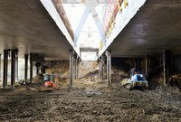 Prace ziemne pod płytą stropową przyszłego tunelu, fot. Martyn Janduła