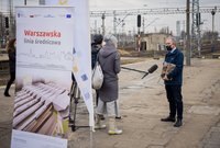 Wypowiadający się rzecznik prasowy PLK oraz dziennikarka na briefingu na stacji Warszawa Zachodnia, autor Łukasz Hachuła, 24.03.2021 r.