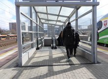 Podróżni na peronie Warszawy Gdańskiej korzystający ze schodów ruchomych, fot. Martyn Janduła