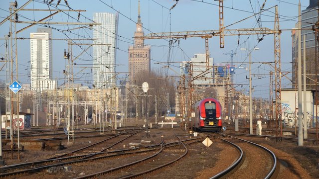 Pociąg SKM jadący z Warszawy Zachodniej w kierunku Warszawa Ochota