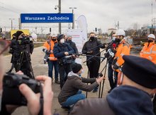 Wypowiadający się dyr. firmy Budimex na briefingu na stacji Warszawa Zachodnia, autor Łukasz Hachuła, 24.03.2021 r.