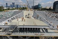 Robotnicy przy budowie dachu wysokiego zadaszenia_fot. Artur Lewandowski