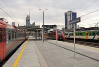 Widok trzech pociągów stojących przy peronach stacji Warszawa Główna, fot. Martyn Janduła