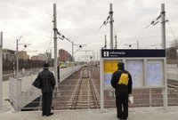 Pasażerowie przed gablotą z rozkładem jazdy na wejściu na stację Warszawa Główna, fot. Martyn Janduła
