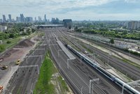 Tory i pociąg na wjeździe na stację Warszawa Zachodnia_fot. Artur Lewandowski