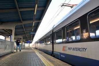 Pociąg stojący przy peronie na stacji Warszawa Zachodnia, fot. Martyn Janduła