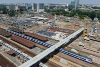Widok z góry na stację Warszawa Zachodnia. W tle budowa nowego zadaszenia i peronów, fot. Artur Lewandowski