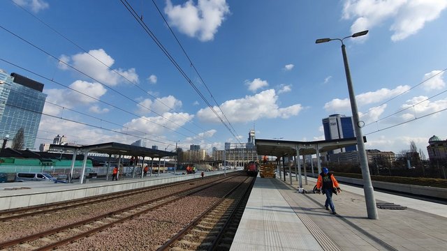 Stacja Warszawa Główna, panorama stacji, widok na perony i wiaty