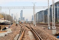 Ułożone nowe tory i zamontowane słupy sieci trakcyjnej w kierunku Warszawy Centralnej, fot. Martyn Janduła