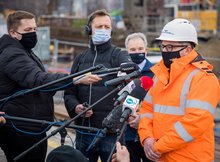 Wypowiadający się dyrektor projektu PLK i dziennikarze na briefingu na stacji Warszawa Zachodnia, autor Łukasz Hachuła, 24.03.2021 r.