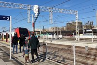 Podróżni wchodzący na peron stacji Warszawa Główna, fot. PLK