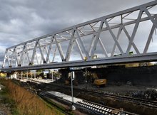 Konstrukcja kratownicowa wiaduktu kolejowego. Tory pod obiektem_fot. Martyn Janduła