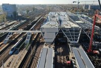 Nowe perony i zadaszenie stacji nad obiektami i kładką. Obok stojące Pendolino. fot. Artur Lewandowski