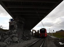 Pociąg aglomeracyjny przejeżdżający obok miejsca rozbiórki tymczasowych podpór_fot. Martyn Janduła