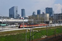 Widok na perony i pociąg na stacji Warszawa Główna, fot. Martyn Janduła
