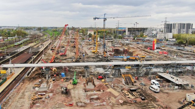 Widok z góry na budowaną kładkę na stacji Warszawa Zachodnia fot. Artur Lewandowski