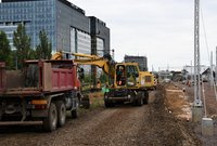 Koparka na placu budowy przy rozbiórce torów_fot. Martyn Janduła