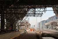 Fragment rusztowań pod wiatą i pracownicy przy nowym peronie nr 7, fot. Martyn Janduła