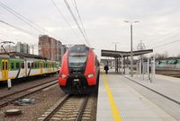 Podróżni wsiadający do pociągu PolRegio na stacji Warszawa Główna, fot. Martyn Janduła