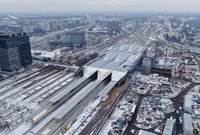 Widok z góry od wschodniej strony stacji. W tle widoczna Ochota, fot. Artur Lewandowski