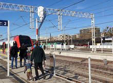 Podróżni na peronie stacji Warszawa Główna i pociąg.