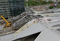 Widok z góry na budowę dalszej części zadaszenia. Robotnicy_fot. Artur Lewandowski
