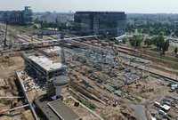 Widok z góry na budowę zadaszenia nad stacją Warszawa Zachodnia, budynek nastawni, fot. Artur Lewandowski