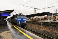 Pociąg PKP Intercity wjeżdżający na stację przy peronie nr 4, fot. Martyn Janduła