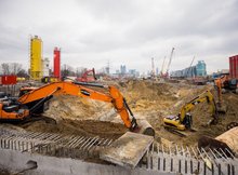 Widok na plac budowy na stacji Warszawa Zachodnia, pracownicy wykorzystują maszyny, fot. PLK