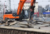 Koparka tnąca na mniejsze części starą konstrukcję wiaty na peronie Warszawy Zachodniej, fot. Martyn Janduła