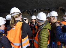 Warszawa Zachodnia - Wiceminister infrastruktury Piotr Malepszak wśród dziennikarzy na budowie przejścia podziemnego pod stacją 6 fot. Rafał Wilgusiak PLK SA