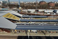 Widok na trzy nowe perony z wiatami. Pasażerowie oczekują na pociągi, fot. Andrzej Lewandowski