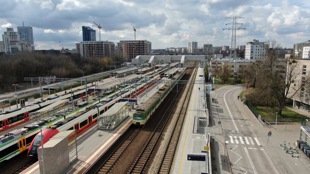 Widok z góry na perony, tory i pociągi na stacji Warszawa Gdańska_fot. Artur Lewandowski