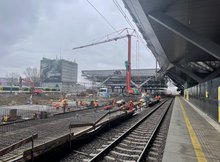 Widok z nowego peronu na robotników na stacji Warszawa Zachodnia; fot. Anna Znajewska-Pawluk